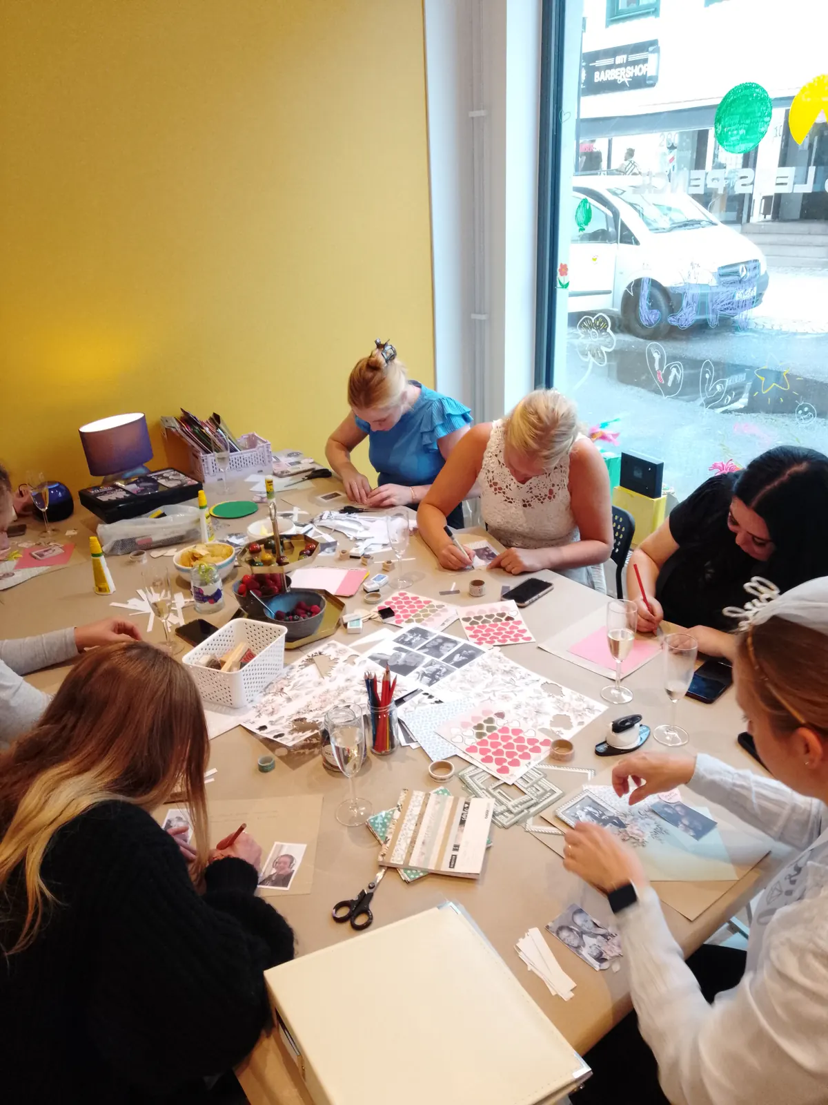 A creative hen party in Kungälv with collage, paper and photos around the studio’s large table.