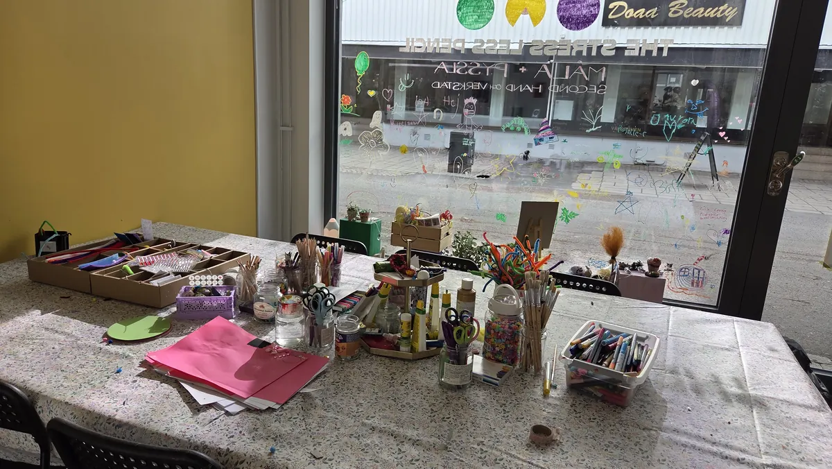 Craft table with paper, paints and brushes at the studio on Västra Gatan in Kungälv.