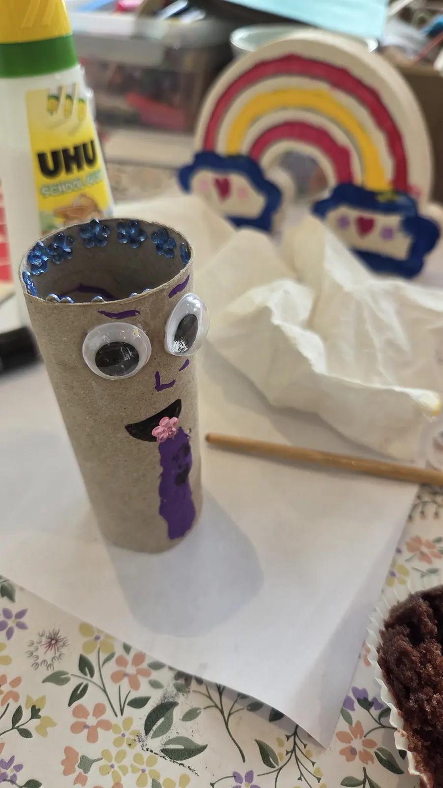Pysslad pappersfigur med rörliga ögon och en målad regnbåge – idéer till barnkalas i Kungälv.