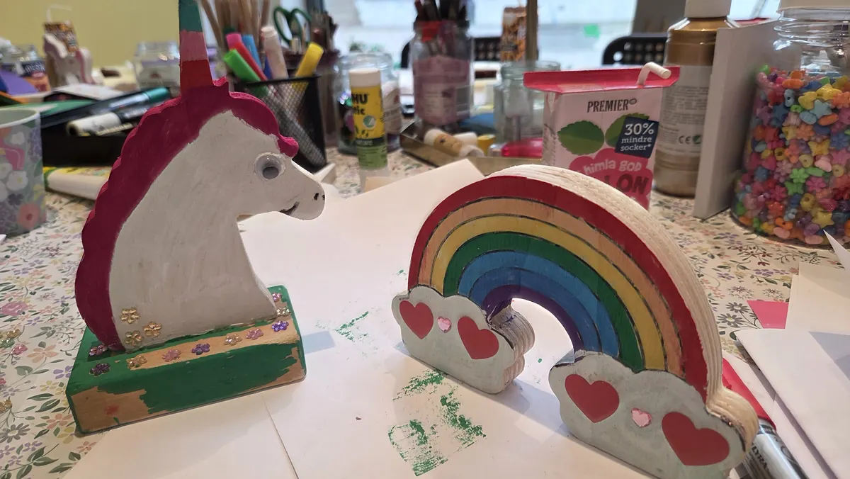 Painted wooden unicorn and rainbow – colourful crafts for kids’ parties in Kungälv.